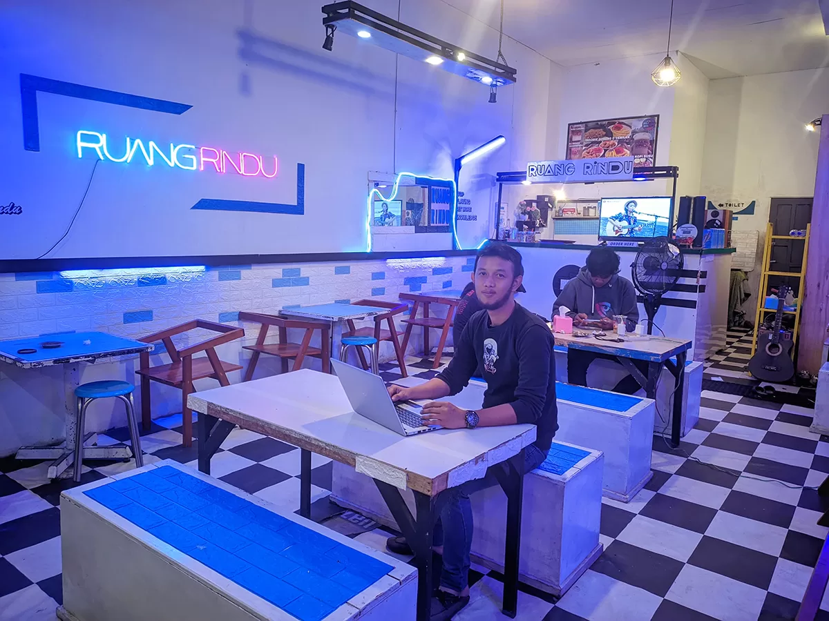 Kisah Pemilik Kafe ‘Ruang Rindu’, Anak Tukang Bakso yang Bermental Entrepreneur