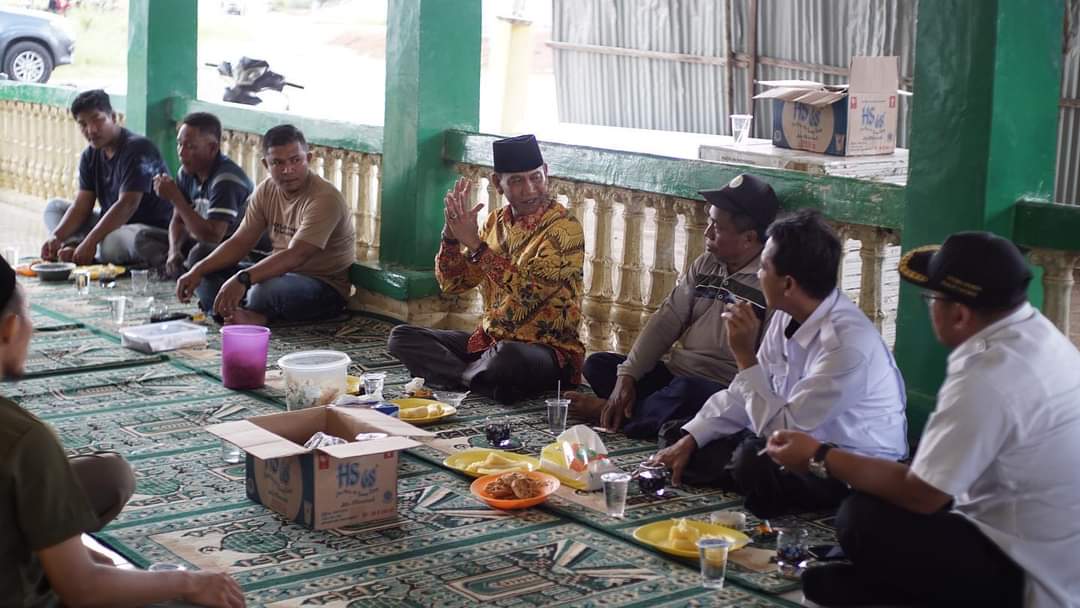 TINJAU PEMBANGUNAN MASJID MUHAJIRIN WABUP FARHAN JUGA SILATURAHMI DENGAN MASYARAKAT SETEMPAT