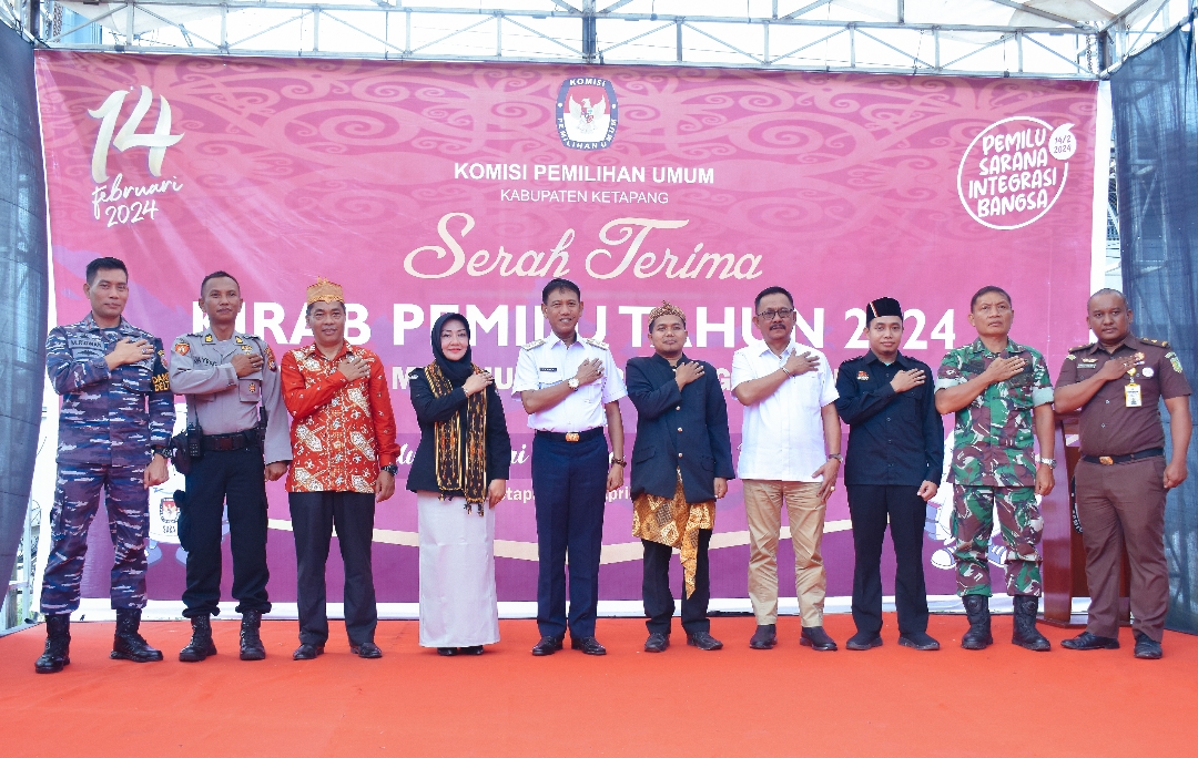 WAKIL BUPATI KETAPANG HADIRI PENERIMAAN BENDERA KIRAB PEMILU 2024 DARI KPU KKU KEPADA KPU KETAPANG