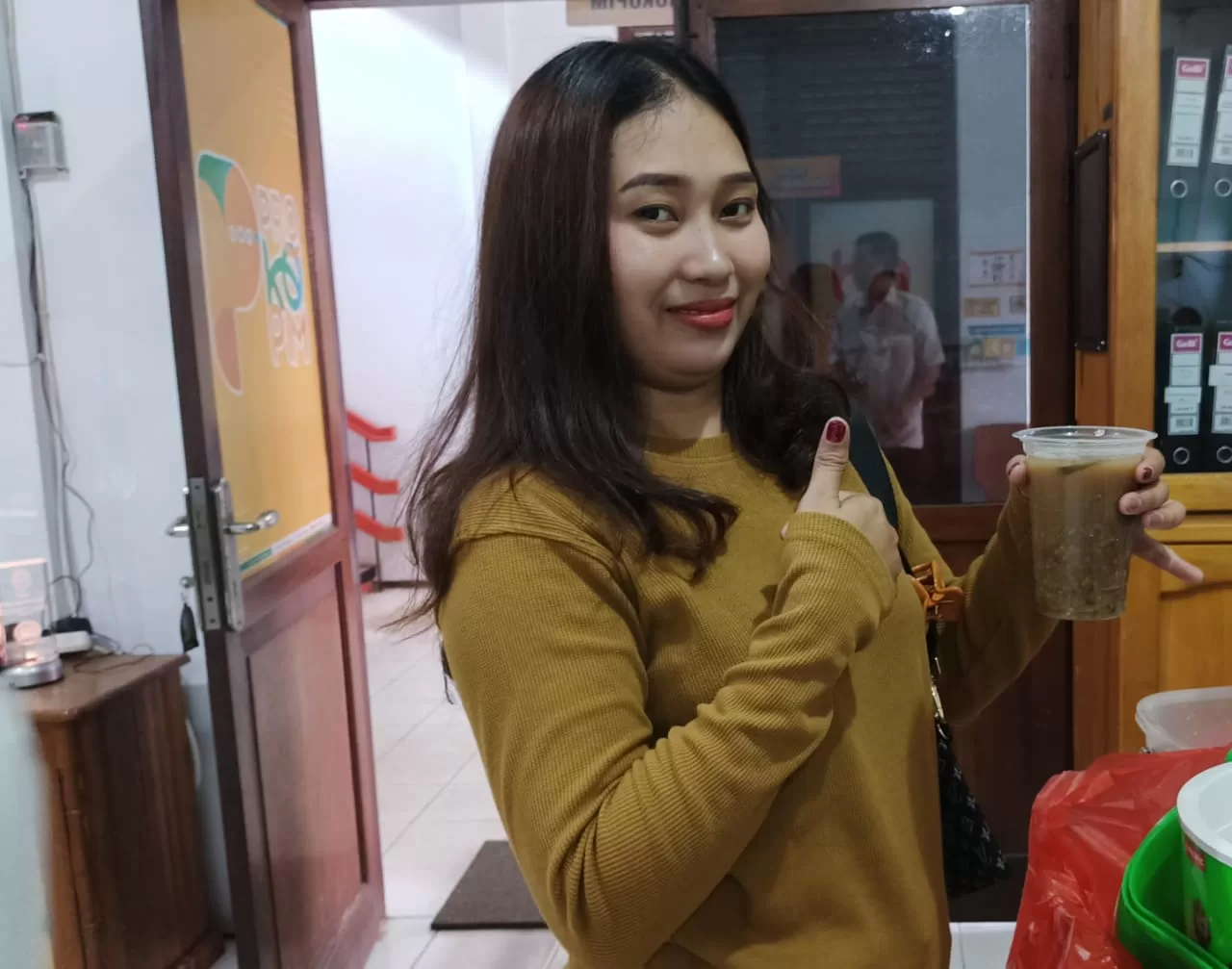 Wanita Muda Pantang Menyerah: Indah Kumalasari, Pedagang Jajanan Keliling Kantor Bupati Ketapang